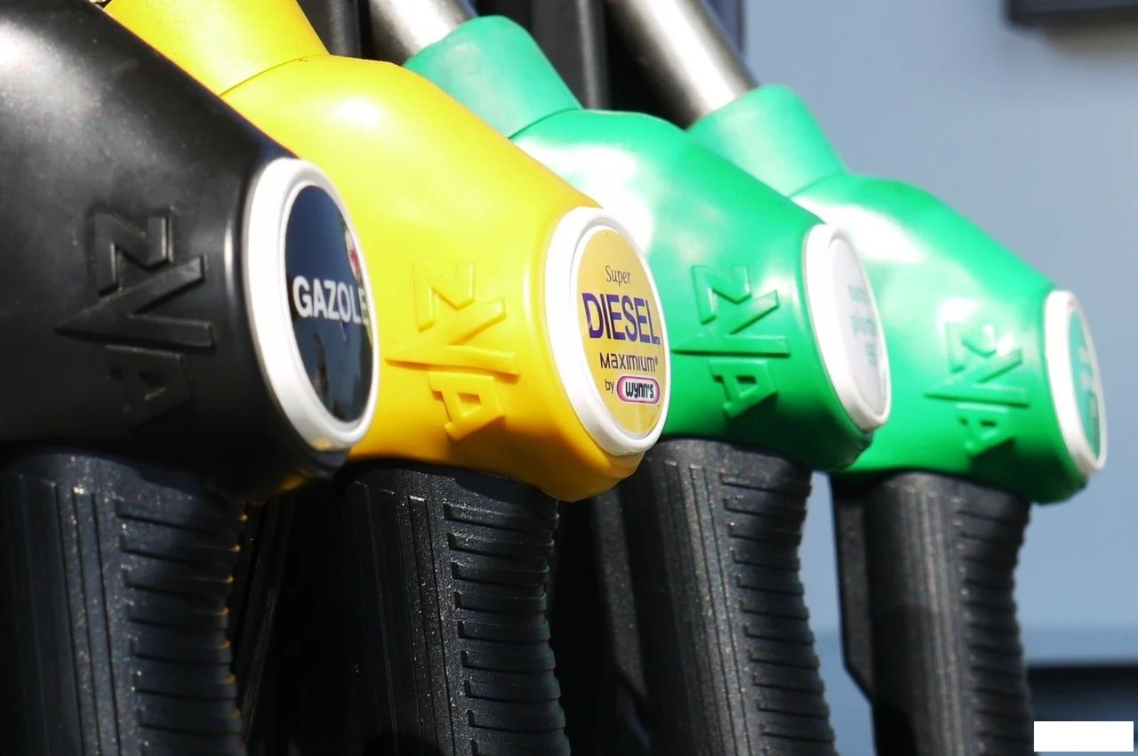 总结成品油零售限价年内第五次下调油价涨跌不休我们该怎么加油