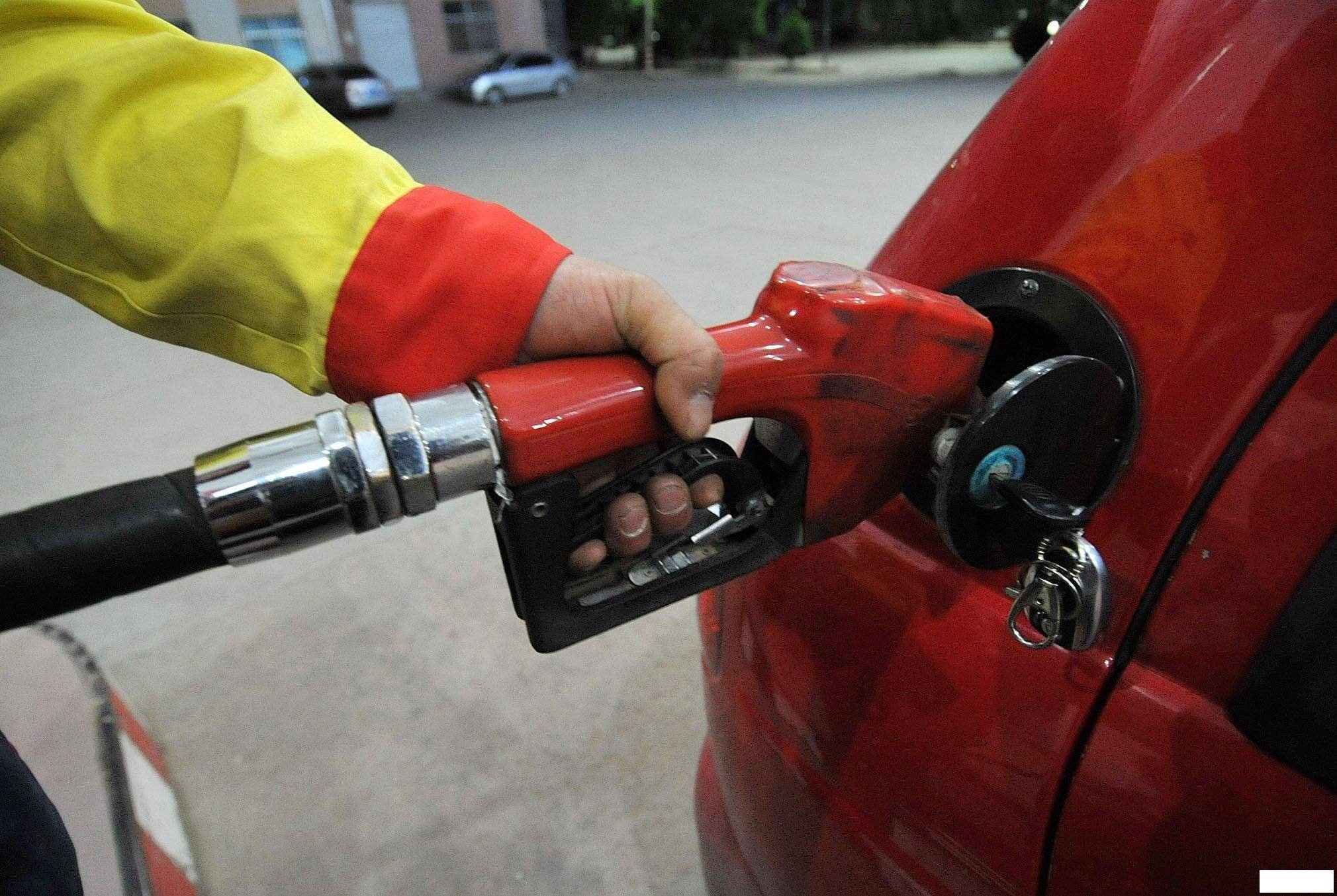 谈谈国内成品油价将迎年内第五次下调 车主加满一箱油将少花6.5元